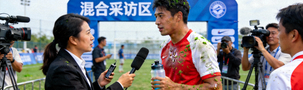 体育记者在混合采访区采访刚下场的足球运动员